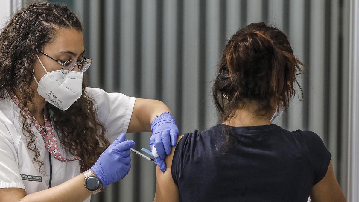 Una persona recibe una dosis de una vacuna contra el coronavirus.