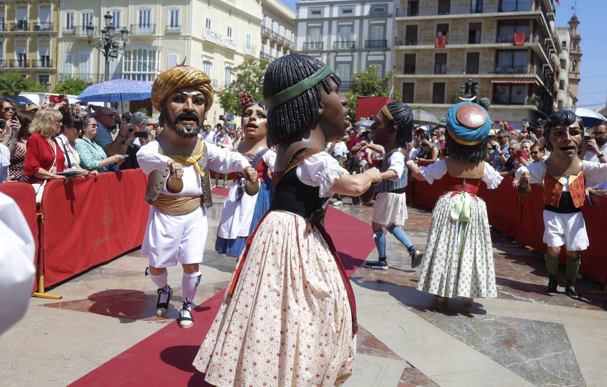 Danza de los "Nanos" en la pocesiòn del Corpus en València.