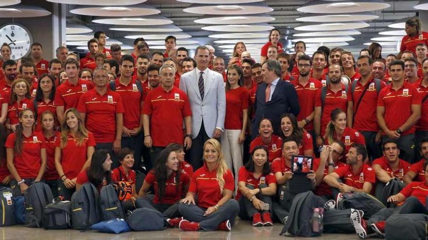 Los reyes Felipe y Letizia despiden en el aeropuerto de Barajas al equipo olímpico español.