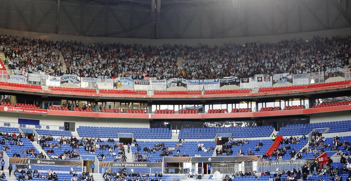 Aficionados del Celta, en la grada visitante del Groupama Stadium.