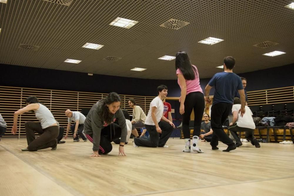 Sesión de expresión corporal en los ensayos del Joven Coro de la Fundación Princesa de Asturias