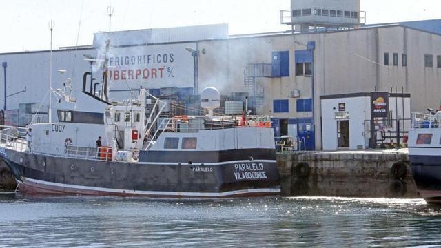 Un buque se carga de gasóleo en la estación de repostaje del puerto de O Berbés.  | // MARTA G. BREA