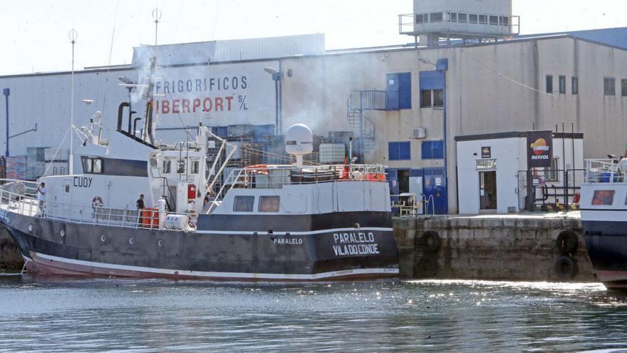 Un buque se carga de gasóleo en la estación de repostaje del puerto de O Berbés.  | // MARTA G. BREA