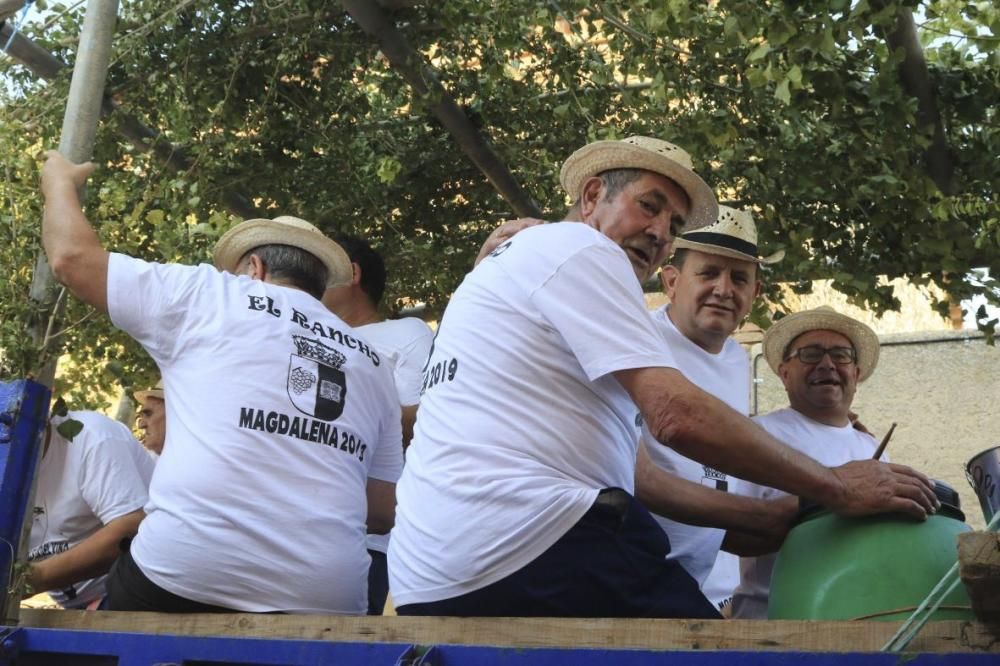 Desfile de peñas en Moraleja del Vino.