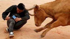  Miura cierra los encierros de los Sanfermines con una carrera peligrosa y heridos por asta.