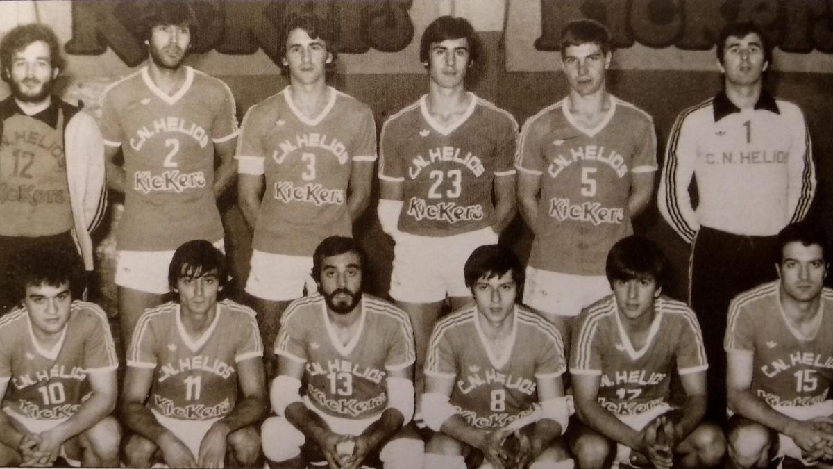 Fernando Fraile, el tercero por la izquierda de la fila de abajo, con el equipo de Helios que jugó en División de Honor en 1979.