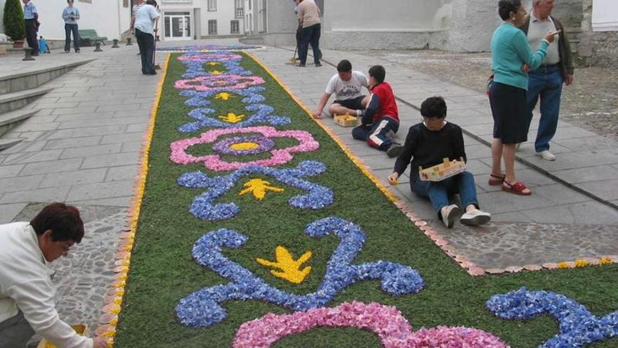 Un grupo de vecinos trabajando en la confección de las alfombras del Corpus.