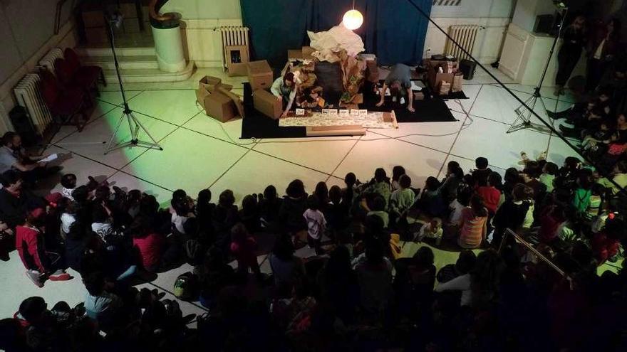 Los títeres se refugian de la lluvia en el interior del Teatro Principal