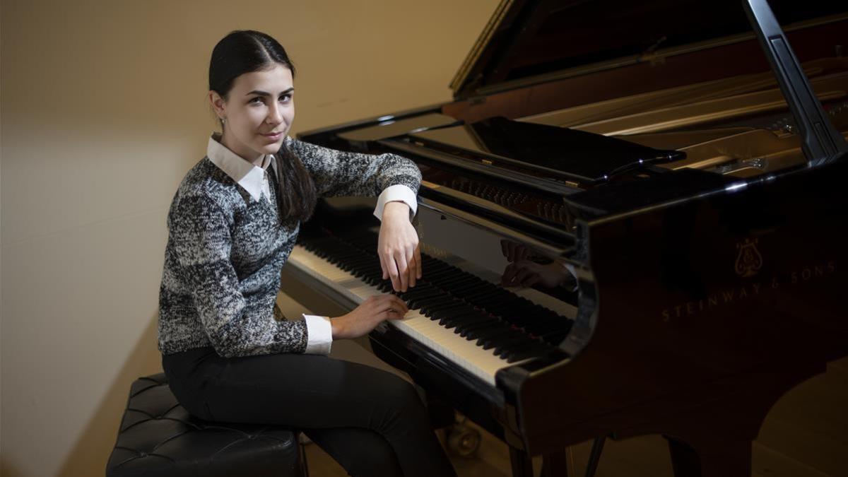 Barcelona   26 03 2021     Icult     Alexandra Dovgan  pianista prodigio de 13 anos  fotografiada en una pausa de sus ensayos en el Auditori de Barcelona    Fotografia de Jordi Cotrina