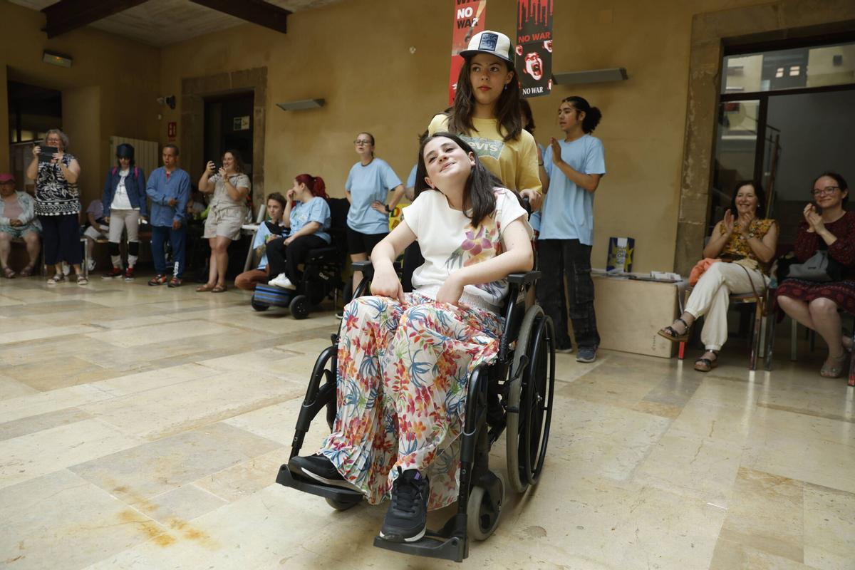Avilés. Palacio de Camposagrado. Desfile de discapacitados.
