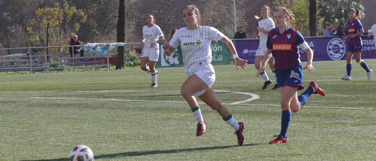 Lance del encuentro entre el Córdoba CF Femenino y el SD Eibar en la Ciudad Deportiva.