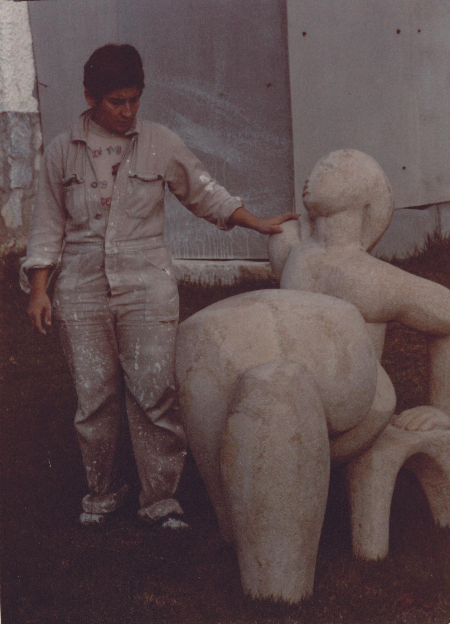 Laverón observa una de sus esculturas, en 1982