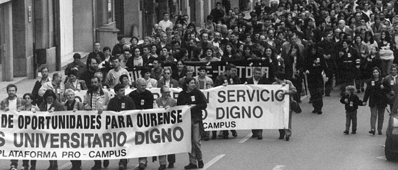 Macromanifestación convocada por la plataforma ProCampus en 1994 para reclamar un campus digno. // Iñaki Osorio