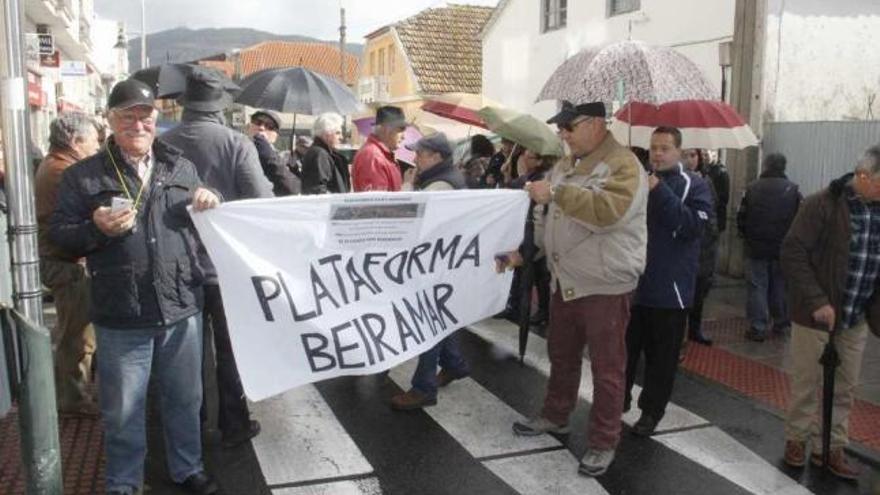 Las personas que cortaron ayer el tráfico. // Santos Álvarez