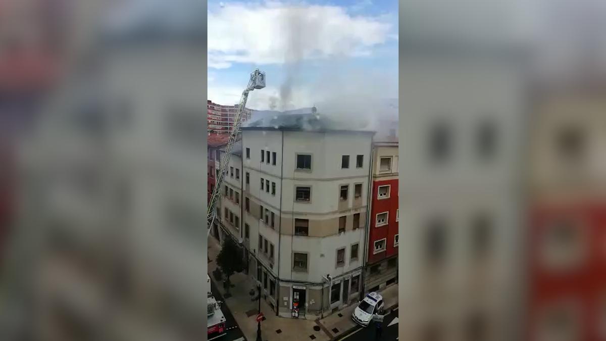 Alarma por el incendio declarado en la azotea de un edificio de Vázquez de Mella, en Oviedo