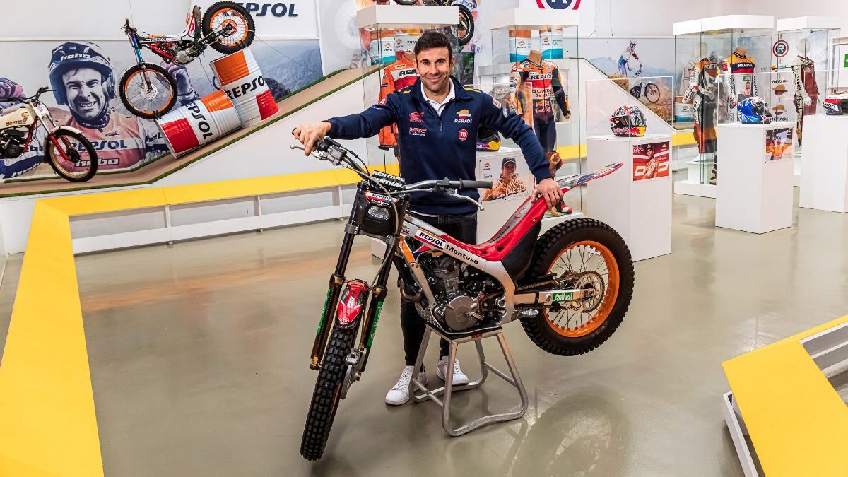 Toni Bou, con su primera moto campeona