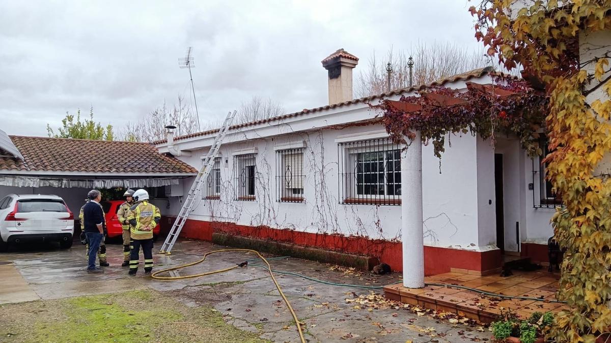 Los bomberos en el exterior del chalé de Las Mañuecas donde se ha originado el incendio este sábado.
