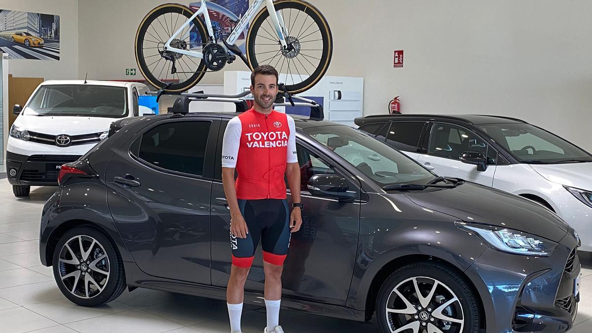 Fran Sepúlveda, junto a su Yaris equipado con este kit porta bicis en las instalaciones de Toyota Valencia.