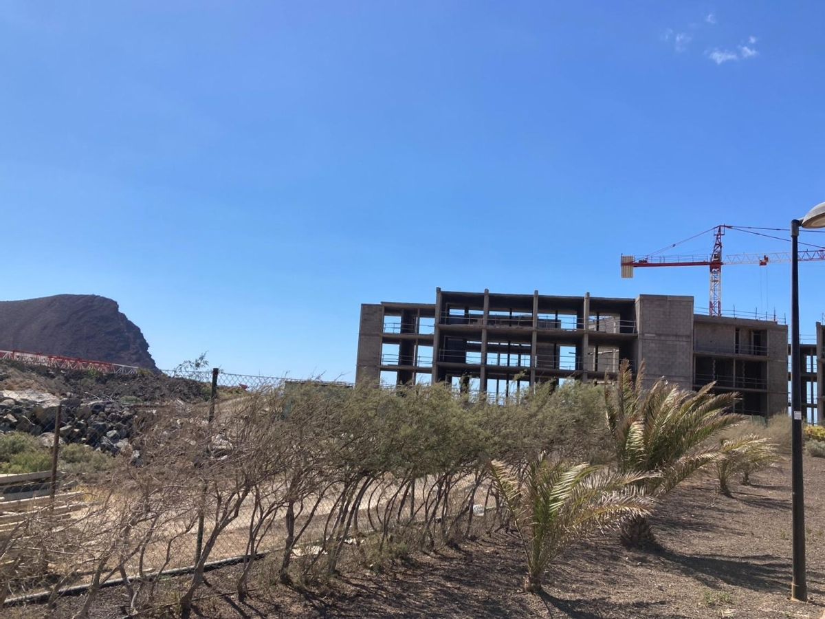 Hotel en construcción en La Tejita, en la costa de Granadilla de Abona.