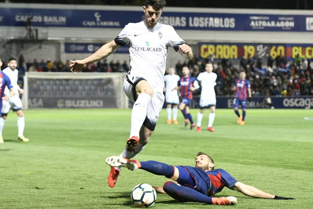 El partido entre el Huesca y el Sporting, en imágenes