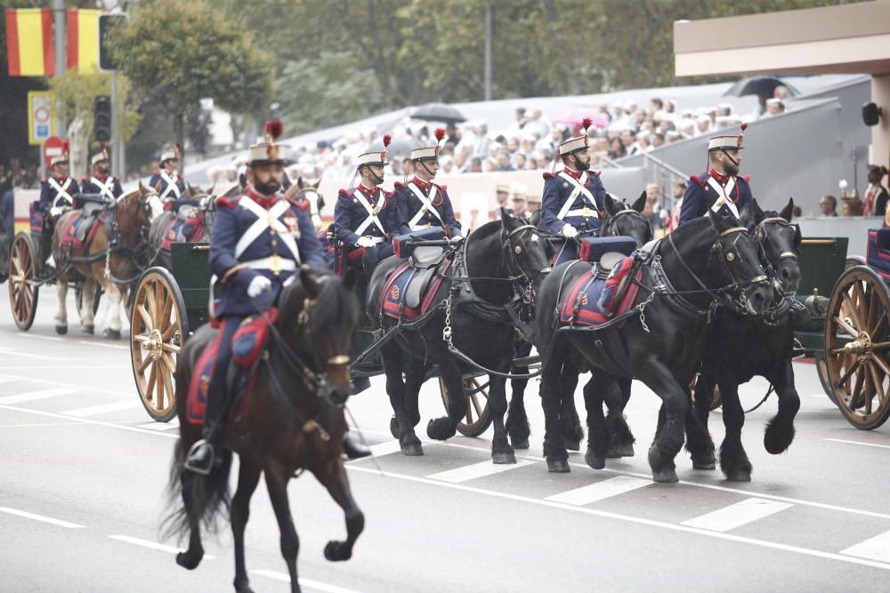 Unidades a caballo en el desfile del 12 de ...