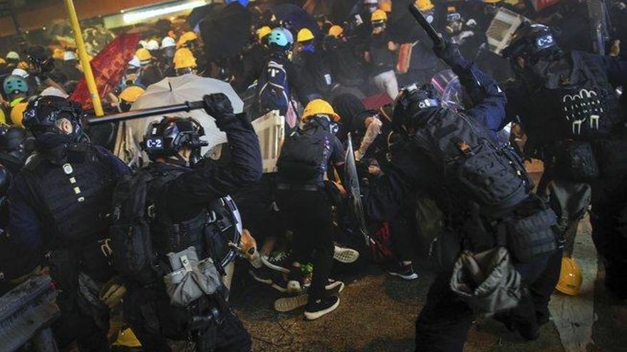 Medio centenar de detenidos en una manifestación prohibida en Hong Kong