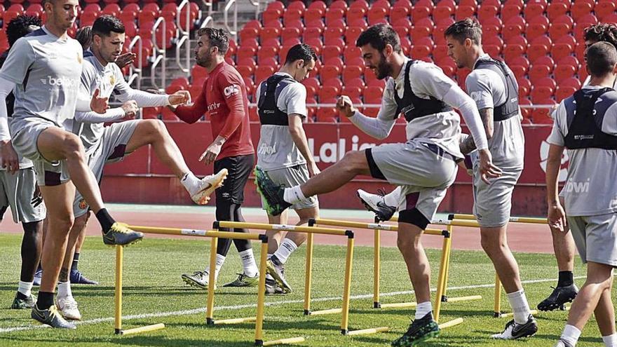 Salva Ruiz, en el centro, en el entrenamiento del viernes en Son Moix, sustituirÃ¡ al lesionado EstupiÃ±Ã¡n en el lateral izquierdo.