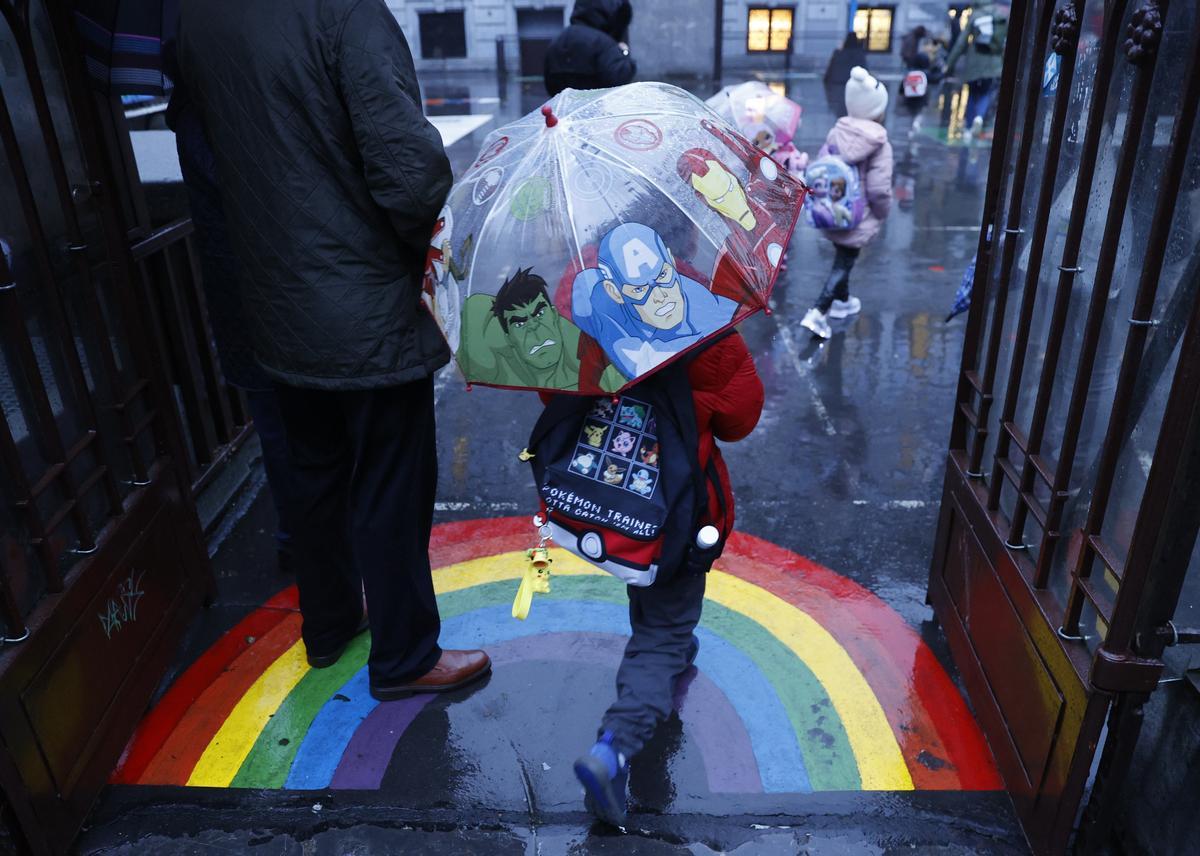 Un alumno entra en un colegio este lunes en Bilbao tras las vacaciones navideñas, donde 370.000 estudiantes vascos y 38.000 docentes de la escuela pública y concertada vuelven a las aulas en el segundo trimestre del curso 2021-2022. En País Vasco, más de 800 docentes (un 2,1%) de la educación pública se encuentran de baja y han sido sustituidos de cara al regreso de este lunes a las aulas, cantidad que cuadruplica las cifras del pasado ejercicio.