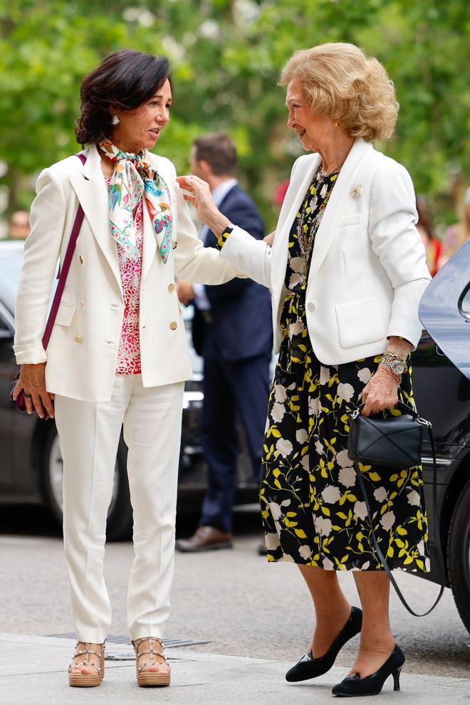 La reina Sofía con el bolso 'Puzzle' de Loewe en un encuentro con Ana Botín
