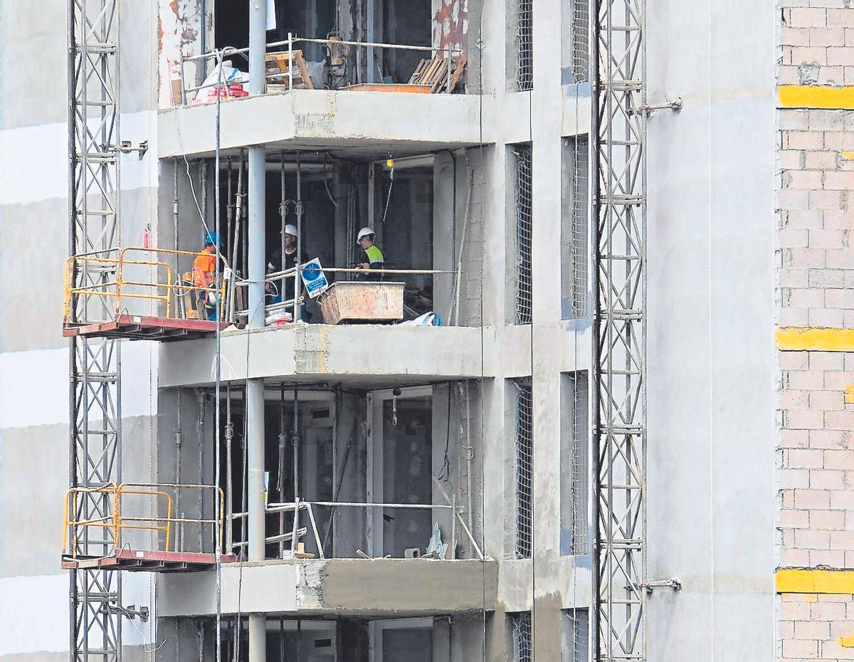 Trabajadores de la construcción en un edificio en Canarias.