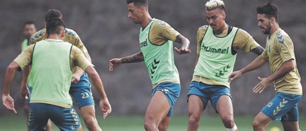 Adalberto Peñaranda –segundo por la derecha– entrena con el grupo un mes y medio después, ayer en Barranco Seco. | | LP/DLP