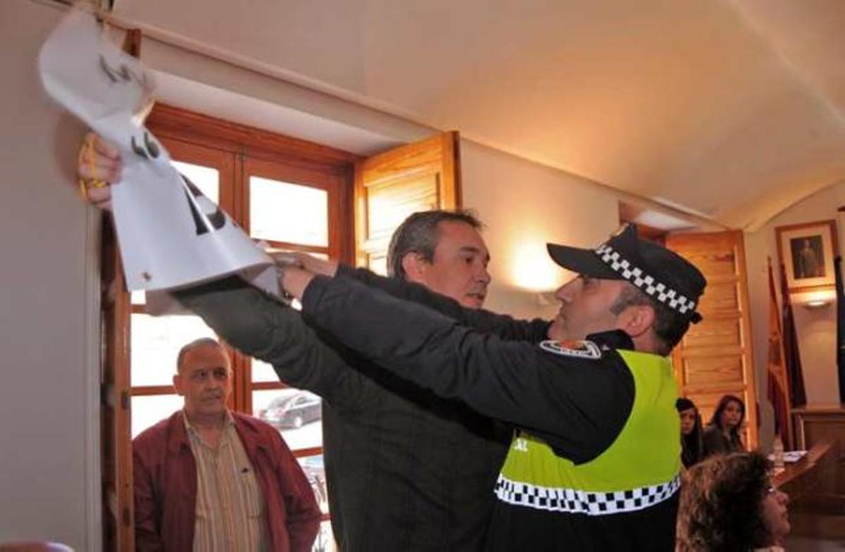 Un momento del desalojo de los manifestantes en el interior del salón de plenos ayer.