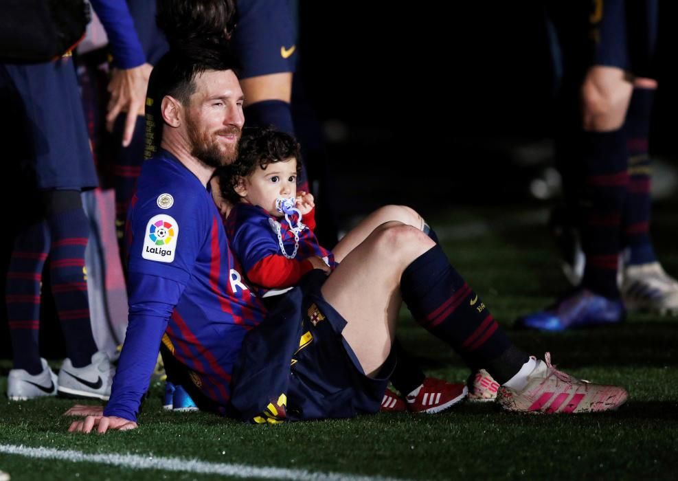 Los jugadores del Barcelona celebran el título.