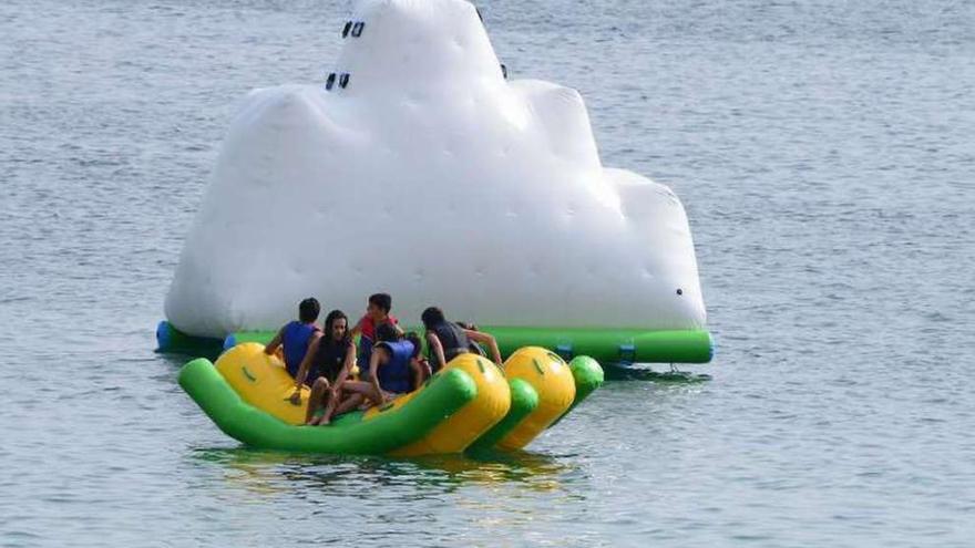 Varios jóvenes se divierten junto al &quot;iceberg&quot;.