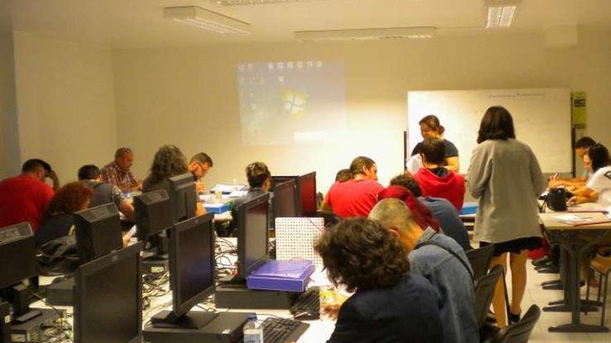 Un curso en la Casa de Oficios de Cangas, que depende del Concello. // G.N.