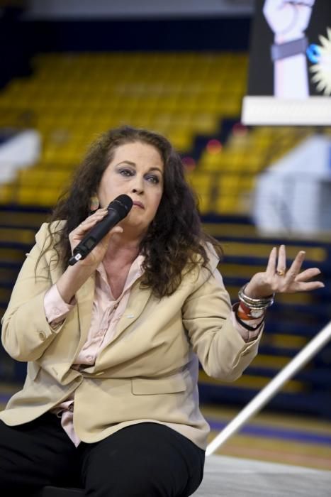 La diputada Carla Antonelli, con estudiantes de Secundaria en el Centro Insular de Deportes