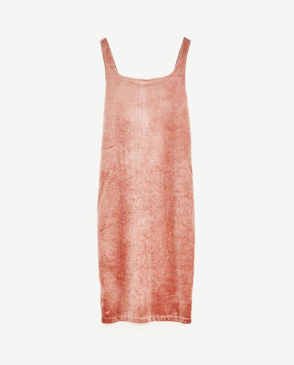 Prendas en rosa y rojo para la primavera: vestido de terciopelo de Zara