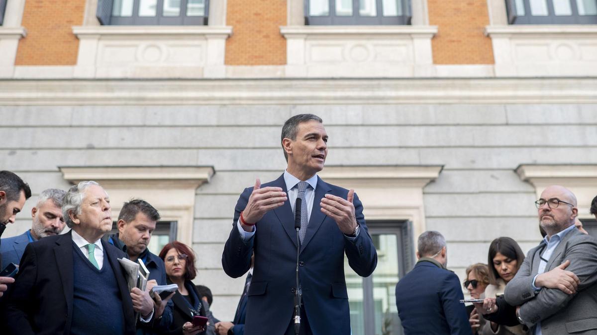 El presidente del Gobierno, Pedro Sánchez, interviene antes del acto institucional por el Día de la Constitución, en el Congreso de los Diputados, a 6 de diciembre de 2024, en Madrid (España).