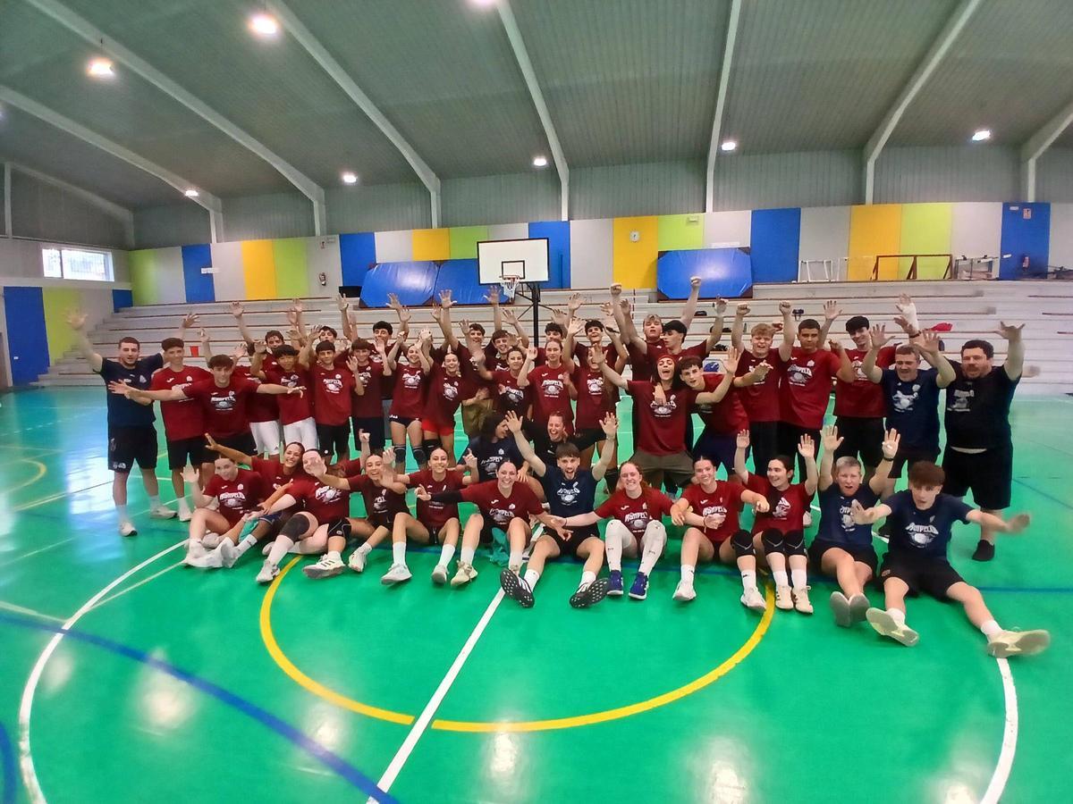 Dani Fernández junto a técnicos y participantes en su campus, esta tarde en el pabellón del IES María Soliño.