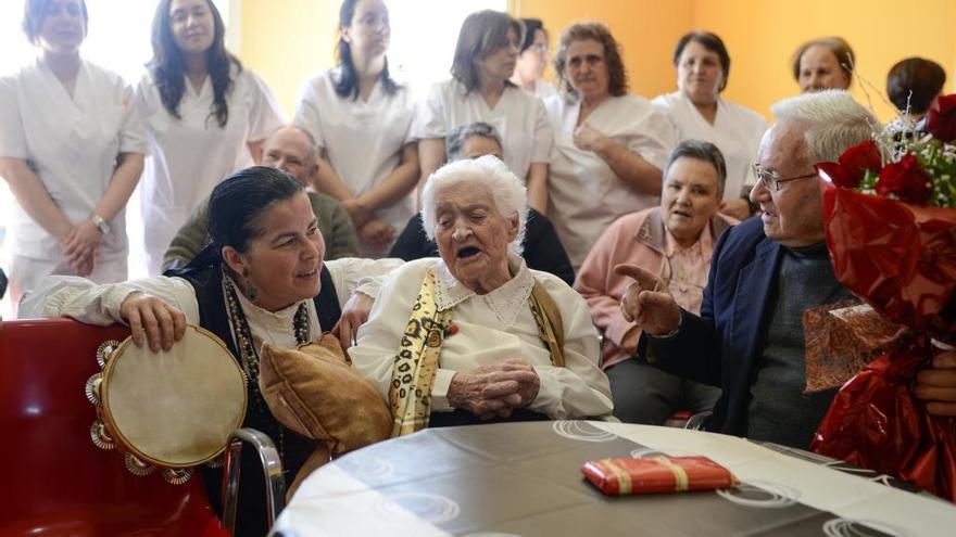 Josefa Álvarez, cantando la muiñeira // BRAIS LORENZO