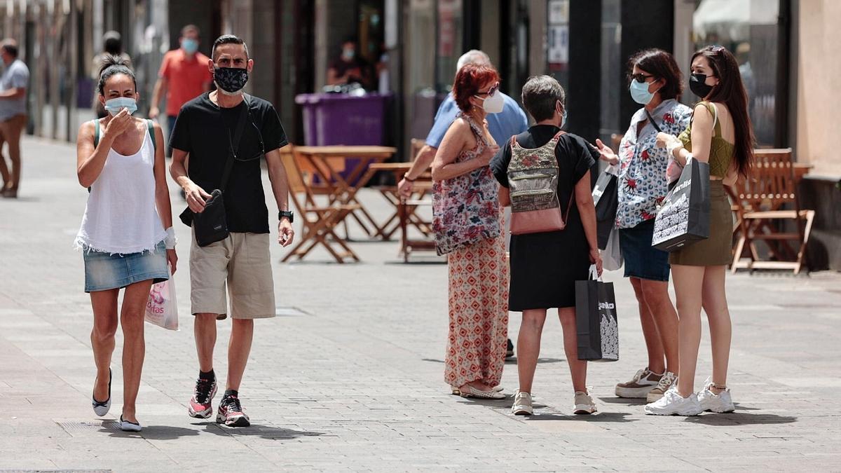 Varias personas con mascarilla pasean por La Laguna.