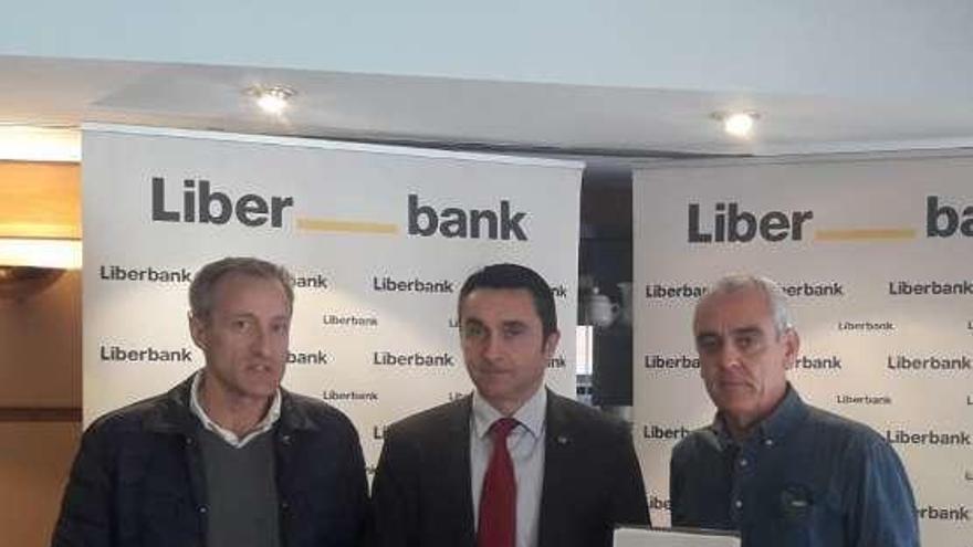 Liberbank apoya el tenis en Mieres