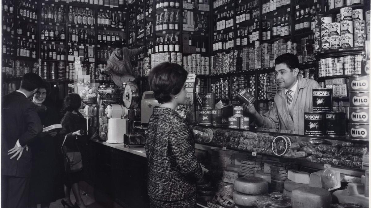Interior del colmado Quílez, en la barcelonesa rambla de Catalunya, a mediados del siglo pasado.