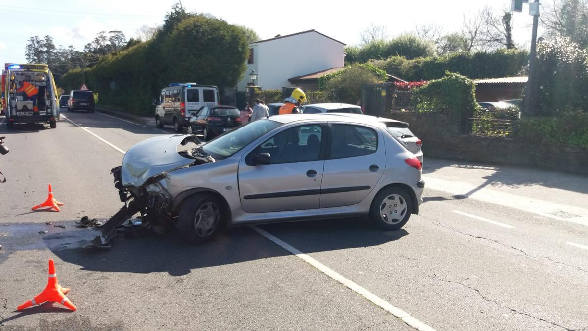 Efectivos de emergencias junto al vehículo que impactó con una moto en San Cidre, Bergondo