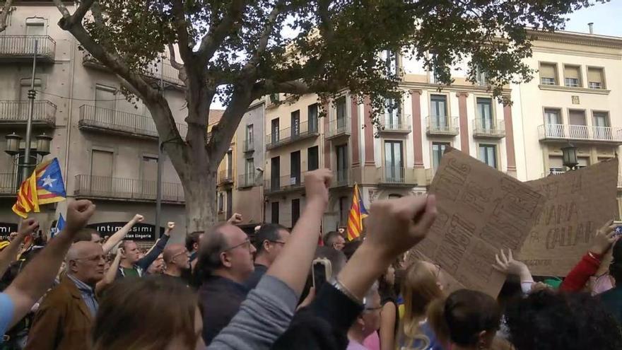 Els manifestants canten 'Els Segadors' abans d'iniciar la manifestació