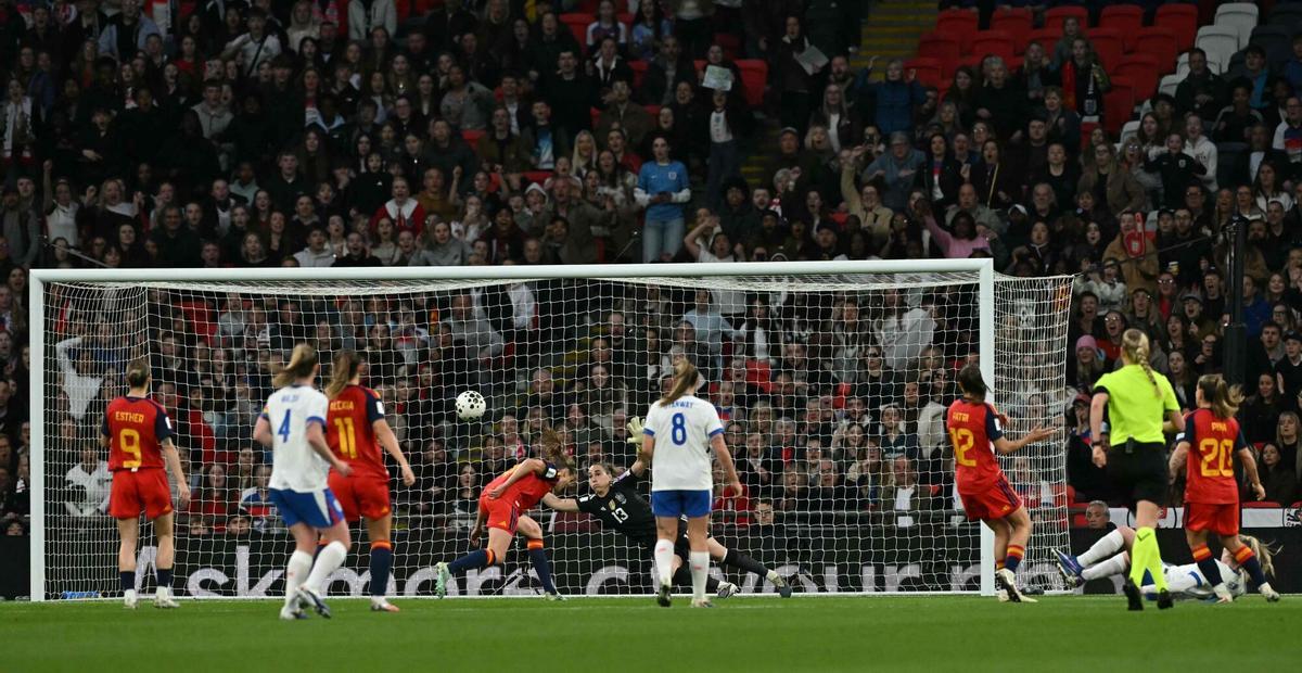 Lauren Hemp, goleadora del partido, durante una acción en el Inglaterra y España