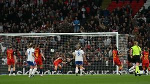 Englands striker #11 Lauren Hemp (R) hits the post with this attempt during the Womens FIFA world cup league A, group 3, qualifier football match between England and Spain at Wembley stadium, in London on April 14, 2026. (Photo by Ben STANSALL / AFP)