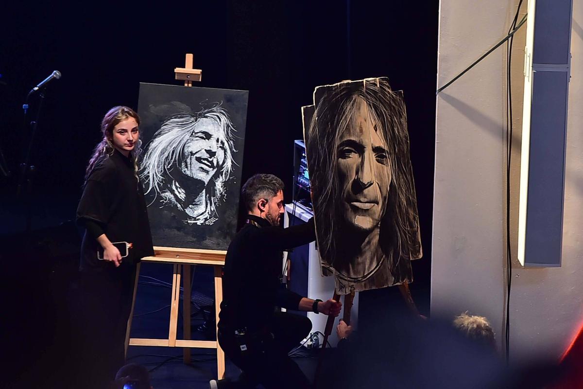 Asistentes al homenaje póstumo a Robe Iniesta, cantante y compositor de Extremoduro, en el Palacio de Congresos de Plasencia, su ciudad natal. Plasencia, 14 de diciembre de 2025. Fotografía de Toni Gudiel.