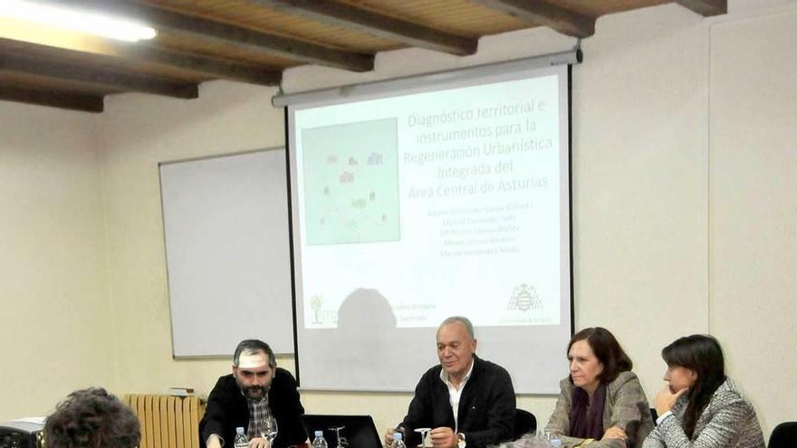 Aladino Fernández y María Rosario Alonso, en el centro, durante la conferencia en la Casa de La Buelga.