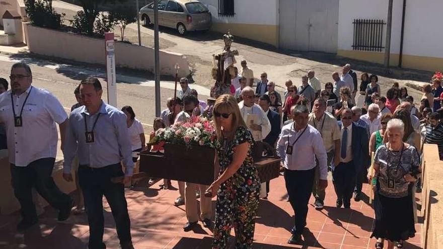 Peleas honra a la Virgen del Carmen con repiques y procesión